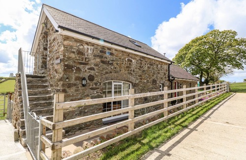 Llanerchymedd Cottage | BEUDY TYDDYN, family friendly, with hot tub in Llanerchymedd