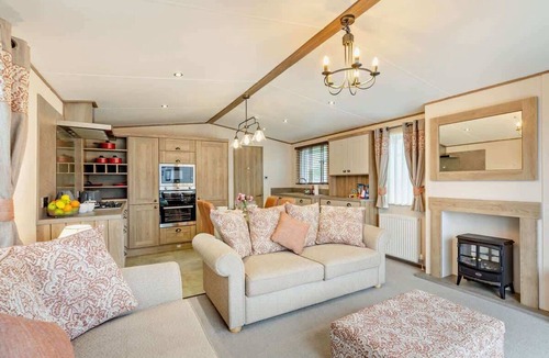 New Forest District Ski Chalet | Binky Lodge 3-Bed Holiday Home Barton on Sea