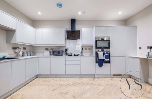 Birmingham City Centre Apartment | Birmingham 5BR Stay – Foosball + Smart TV