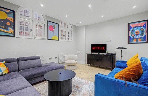 Birmingham City Centre Apartment | Birmingham 5BR Stay – Foosball + Smart TV