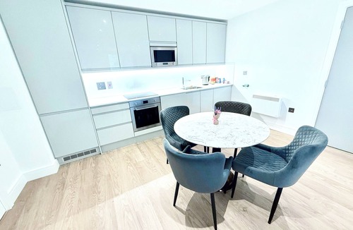 Gay Village Apartment | Birmingham Central Modern Stay at Chinese Square Free WiFi