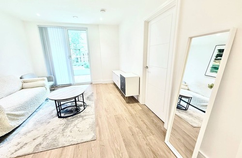 Gay Village Apartment | Birmingham Central Modern Stay at Chinese Square Free WiFi