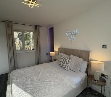 Holbrooks Apartment | Blueberry Bliss - Free Parking - Free Wifi