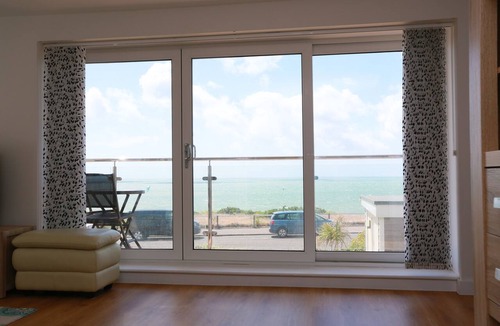 Southbourne Apartment | BOURNECOAST: MODERN APARTMENT WITH BALCONY AND BREATH-TAKING SEA VIEWS - FM6180