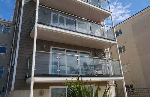 Southbourne Apartment | BOURNECOAST: MODERN APARTMENT WITH BALCONY AND BREATH-TAKING SEA VIEWS - FM6180