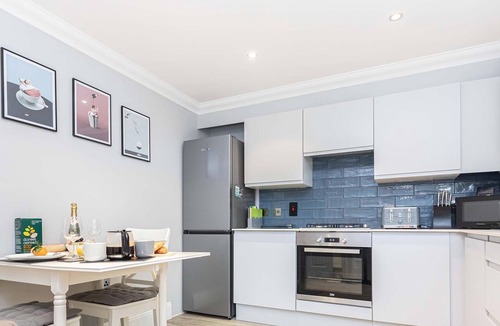 Westbourne Apartment | BOURNECOAST: MODERN APARTMENT - BALCONY & PARKING - NEAR SANDY BEACHES - FM6326