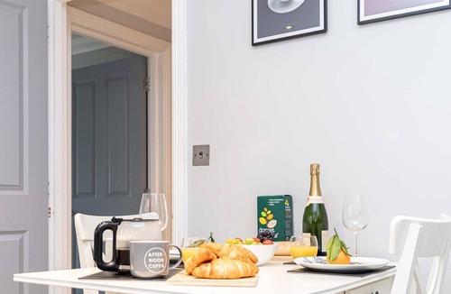Westbourne Apartment | BOURNECOAST: MODERN APARTMENT - BALCONY & PARKING - NEAR SANDY BEACHES - FM6326