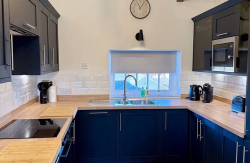 Gloucester Apartment | Boutique Penthouse Stay in Gloucester Free Parking