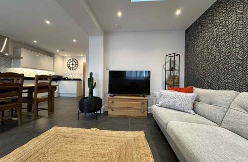 Cosham House | Brain Properties Limited - Contractor and Leisure Stay 4 Bedroom all ensuite house with Parking