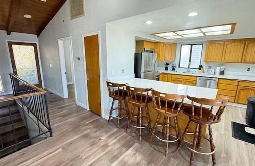 Lakehead House | Breathtaking Lakefront Havin, Remodeled, Hot Tub - Shasta Lakeshore Retreat #10