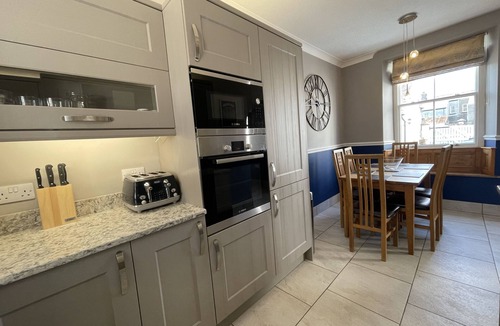 Keswick Cottage | Bridge Cottage - a cottage that sleeps 6 guests in 3 bedrooms