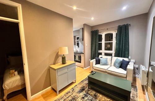 Island Gardens Apartment | Bright 1-Bed 3rd Floor Near DLR Canary Wharf