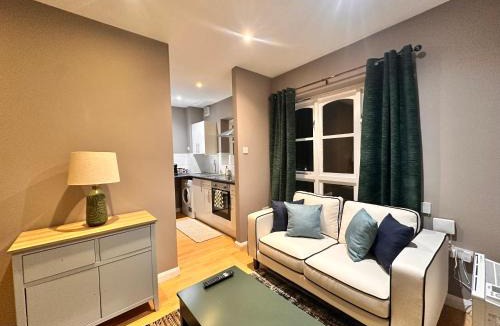 Island Gardens Apartment | Bright 1-Bed 3rd Floor Near DLR Canary Wharf