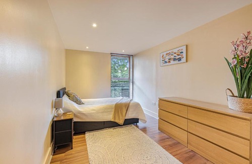 Island Gardens Apartment | Bright 1-Bedroom Apartment in E14