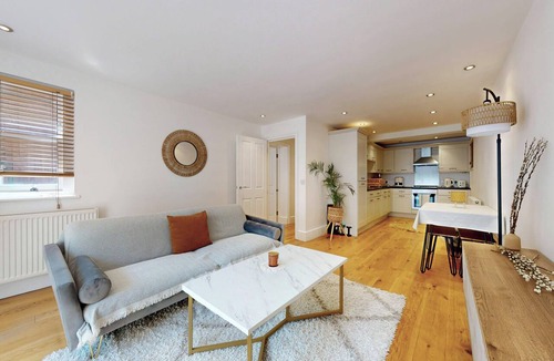Tooting Apartment | Bright 1BR flat with Backyard-8min Walk to Tube