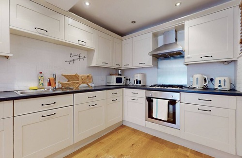 Tooting Apartment | Bright 1BR flat with Backyard-8min Walk to Tube