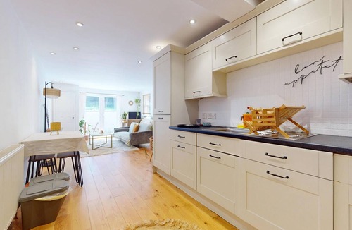 Tooting Apartment | Bright 1BR flat with Backyard-8min Walk to Tube