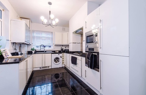 Old Trafford House | Bright 3BR Home | Manchester | Wi-Fi & Parking