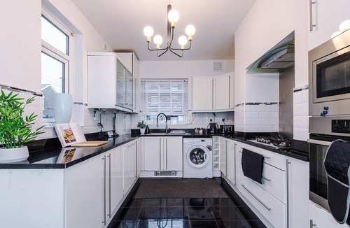 Old Trafford House | Bright 3BR Home | Manchester | Wi-Fi & Parking