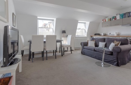 Warwick Apartment | Bright & Airy 1 Bedroom Apartment in Central London