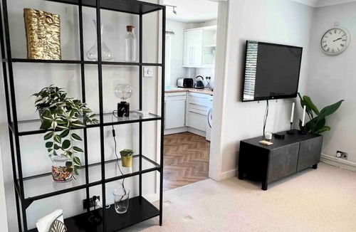 Eton Apartment | Bright and Spacious Apartment-Unbeatable Location! - Pass the Keys