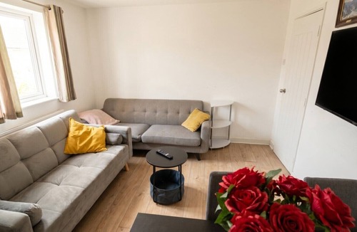 Manchester City Centre Apartment | Bright central 3-bedroom base for 6 with Wi-Fi