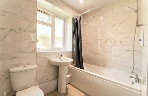 Manchester City Centre Apartment | Bright central 3-bedroom base for 6 with Wi-Fi