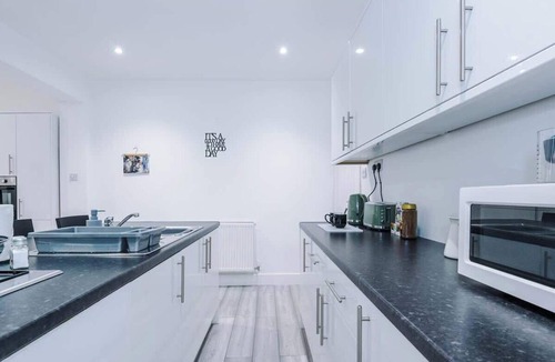 Northwich House | Bright & Charming Home in Hartford, Sleeps 8