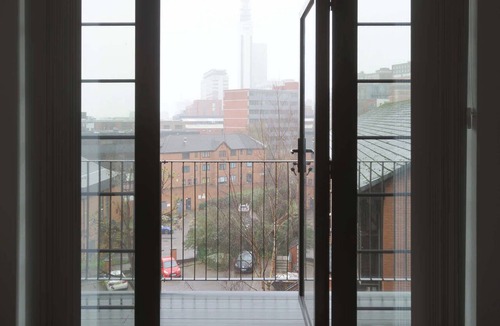 The Westside Apartment | Bright & Contemporary 1BED Apartment in Birmingham