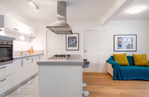 Mylor Churchtown Apartment | Bright Flat with Estuary Views & Parking, Falmouth