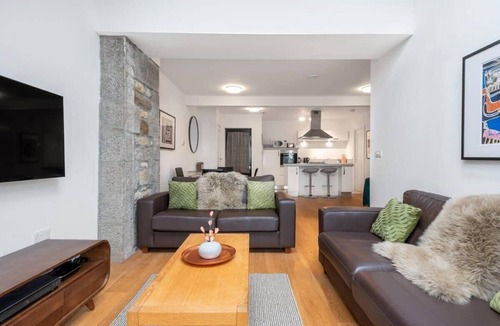 Mylor Churchtown Apartment | Bright Flat with Estuary Views & Parking, Falmouth