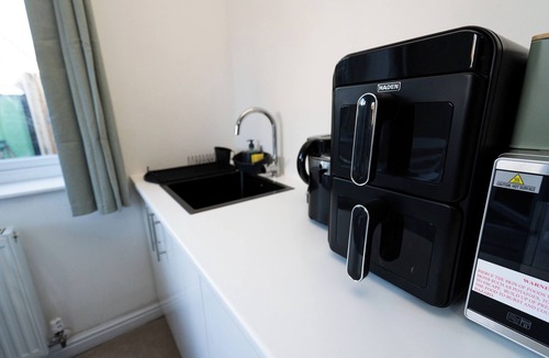 Bristol Apartment | Bright Peaceful Stay near Airport - Private Parking & Free WiFi