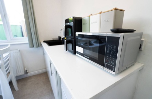 Bristol Apartment | Bright Peaceful Stay near Airport - Private Parking & Free WiFi