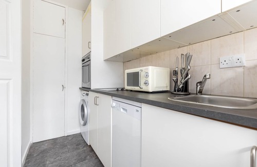Churchill Apartment | Bright Spacious Studio - Pimlico, London