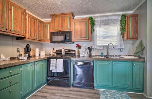 Mohawk House | Bring Your Pets! Midway Abode with Yard and Fire Pit