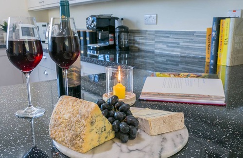 Llanerchymedd Cottage | Bron Heulog - a dog that sleeps 6 guests in 3 bedrooms