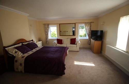 Cross Hands Bed & Breakfast | Bryncoch