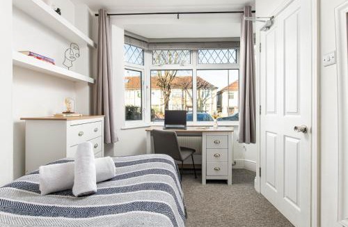 Cribbs Causeway House | Business & Group Stays-5-Bed Home-Private Parking-By FabAccommodation