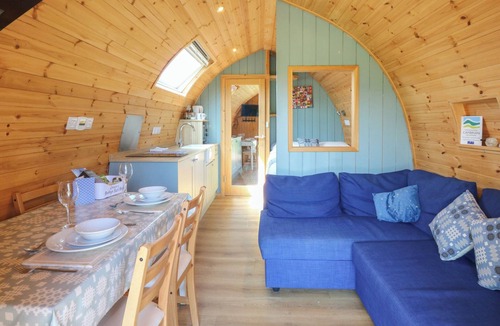 Bethania Cottage | BWTHYN BACH BREFI, romantic, with hot tub in Llanddewi-Brefi