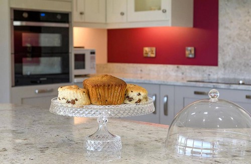 Henryd Cottage | Bwthyn Tan Dderwen - Two Bedroom Cottage, Sleeps 4