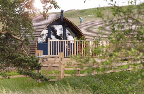 Langley-on-Tyne Ski Chalet | Cabin by Langley Dam With Lakeside Charm