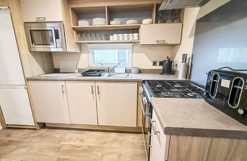 Clacton-on-Sea House | Caravan with four bedrooms & central lounge at Seawick Holiday Park, ref 27344SW