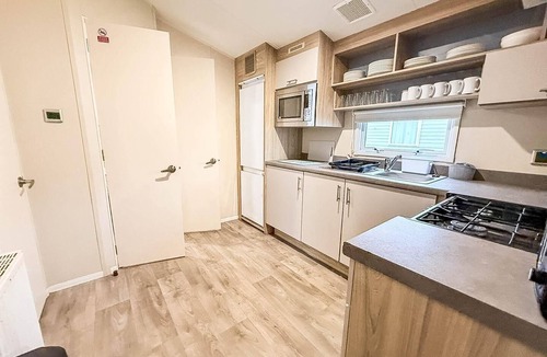 Clacton-on-Sea House | Caravan with four bedrooms & central lounge at Seawick Holiday Park, ref 27344SW