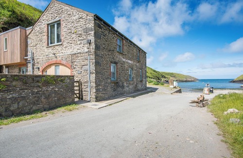 Haverfordwest Cottage | Carreg Samson, Holiday Cottage Abercastle, Sleeps 8, 4 bedrooms, bathrooms
