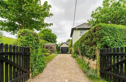 Combpyne House | Cedra Cottage - Vintage Country Hideaway