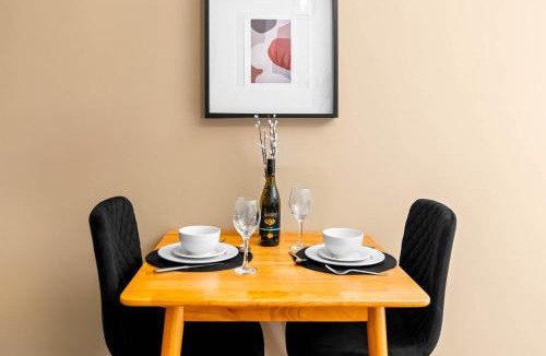 Theatreland Birmingham Apartment | Central Apartment - Chinatown - Private Balcony - Secure Parking - Netflix - Wifi - 14A