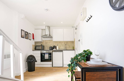 Buckingham Apartment | Central Apt #2 Free Parking + Fast Wifi + SmartTV