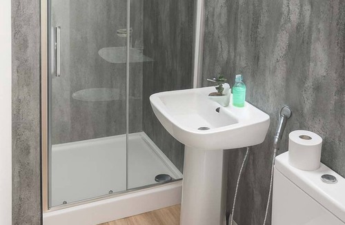 Harbourside Apartment | Central Bristol Apartment with Parking | Sleeps 6
