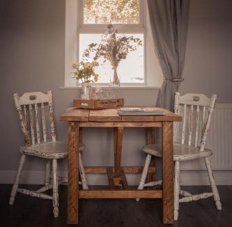 Pentrefelin House | Central Llandeilo with Stunning views- Sleeps 2