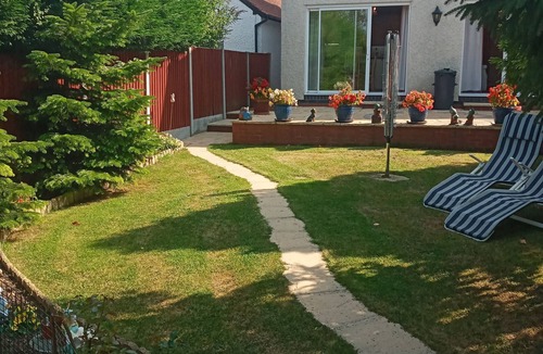 Shottery House | Central Location, Sleeps 7, 4 Bedrooms, Parking for 4+ cars, easy walk to town